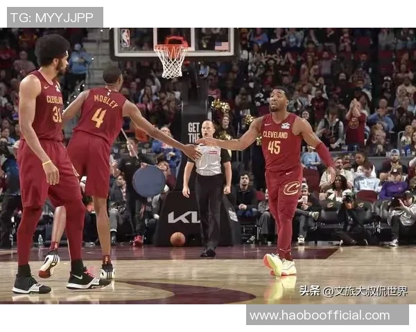 老队友重聚骑士公牛赛前米切尔阿伦与奥科罗亲切交流回忆往昔 老队友重聚骑士公牛赛前米切尔阿伦与奥科罗亲切交流回忆往昔