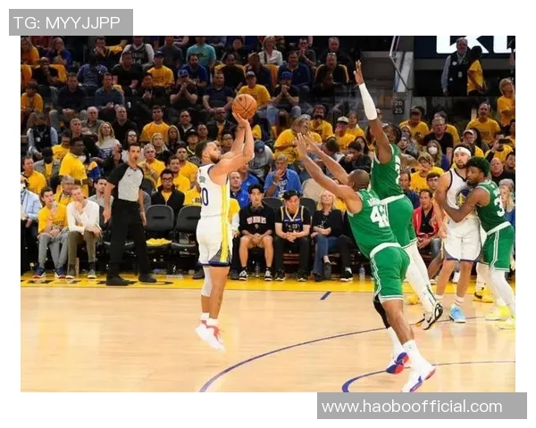 老哥你又胖了美记与绿军传奇安东尼沃克合影引发热议